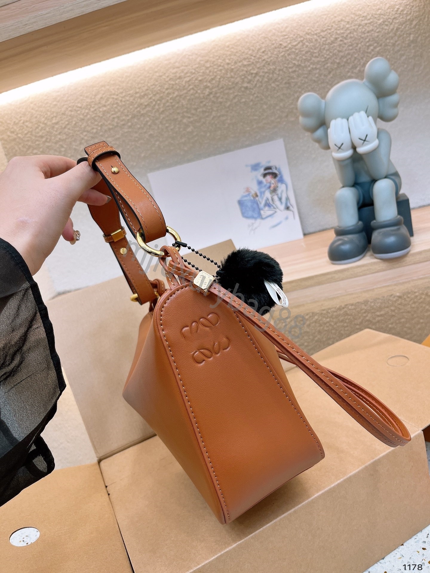 2024 Fashion LOE Crossbody Bag Women's Large Capacity Zipper Opening Leather Luxury Versatile Designer Simple Shopping Bag loeewes Bags