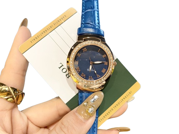 2021 Fashion Femmes Regardez la marque de luxe Brand de luxe 32 mm Calanal Diamant Montre à bracelets en cuir Watch pour les dames Valentin Gift Orolog6298182
