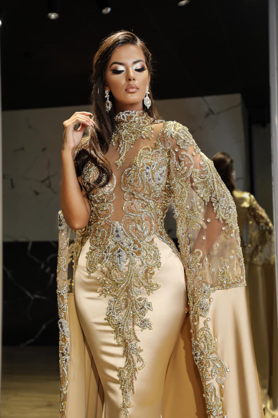 Luxury Arabic Dubai Gold Mermaid Evening Dresses Beaded Lace Appliques Illusion High Neck Cape Sleeves Elegant Long Celebrity Formal Occasion Dress For Women