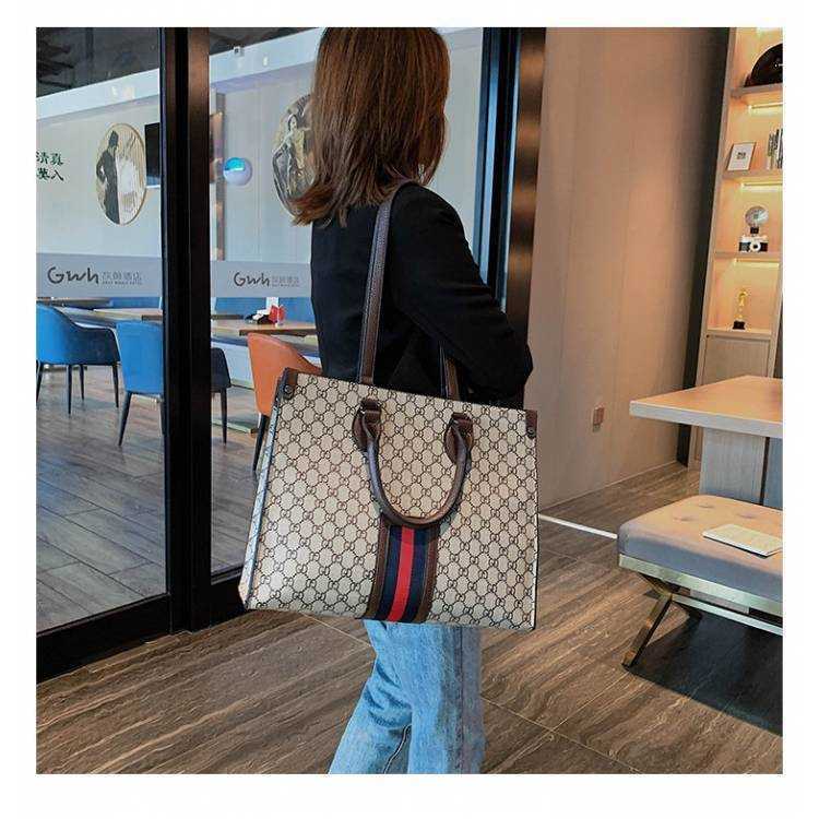 2024 New Designer womens crossbody shoulder Small WomensN ewE uropeana ndA mericanF ashionL argeC apacityT oteC neS ho bag