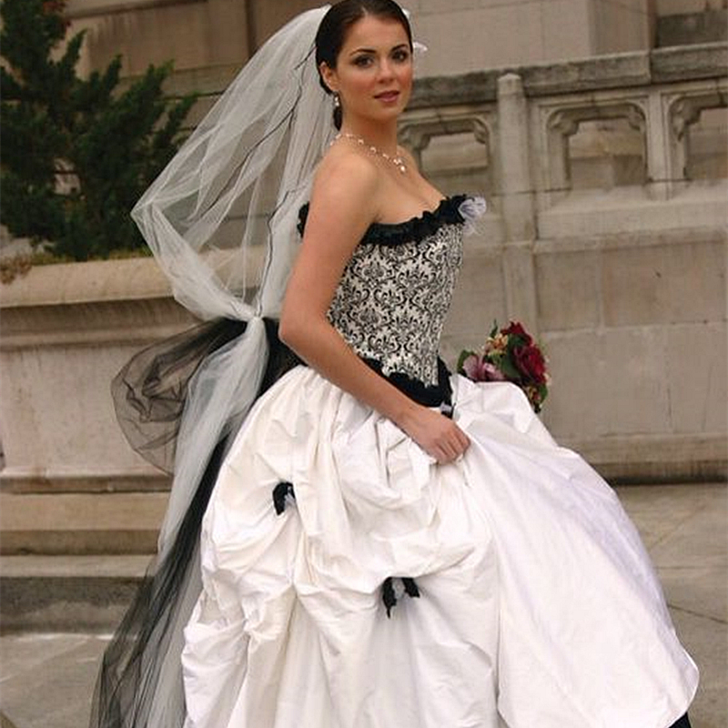 Vintage Black And White Taffeta Wedding Dress Lace Appliques Strapless Long A Line Ruched Bridal Gowns Hand Made Flowers Gothic Bride Dresses 2024