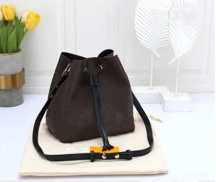 Seau en cuir véritable de luxe pour femmes Sac de créateur Cordon de serrage en relief Sacs d'embrayage Sangle Hommes Cross Body Top Poignée Totes Sac à main Sacs à bandoulière