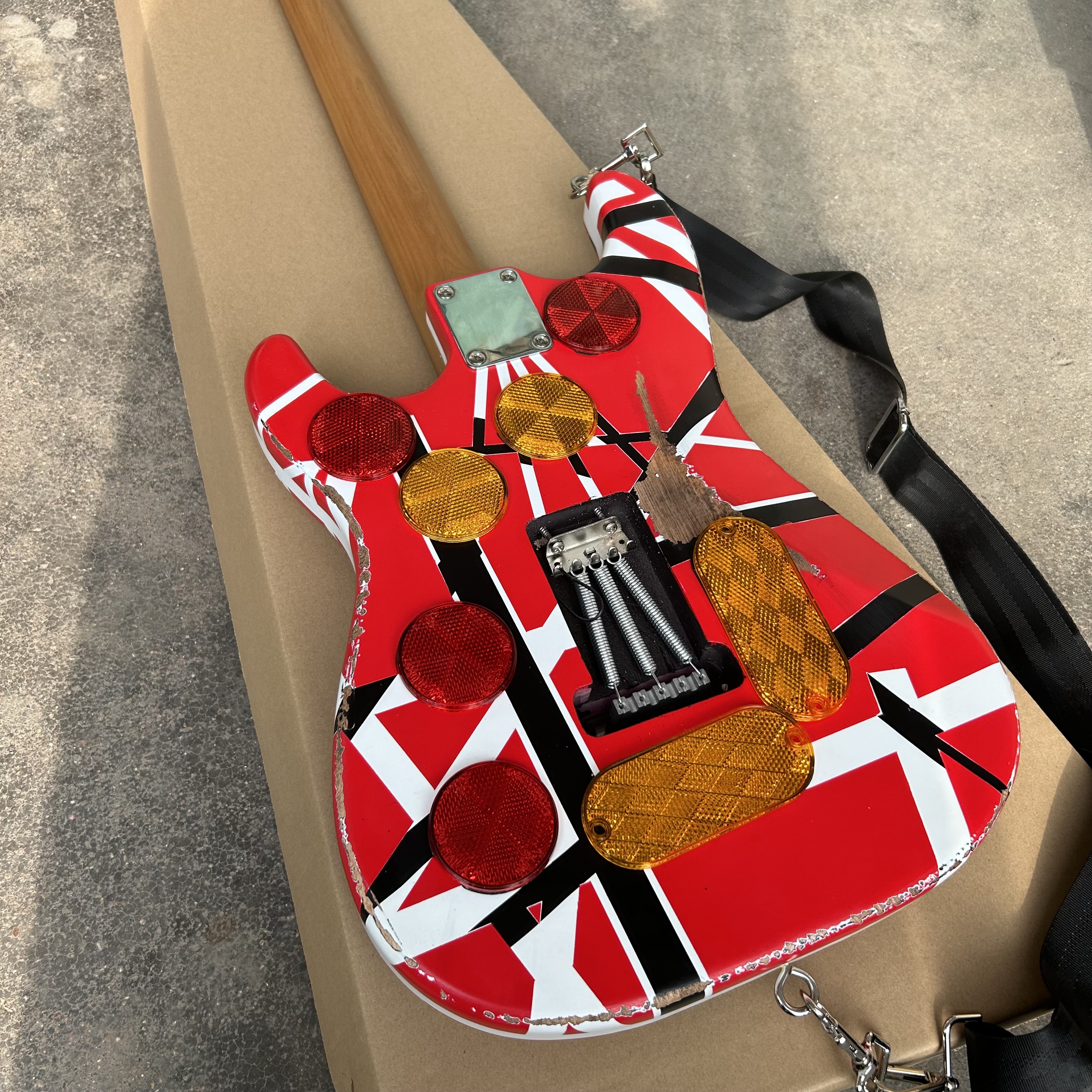 로스팅 된 메이플 목재 진 넥 Eddie van Halen Relics 82 버전 Fran-Ken Electric Guitar /White