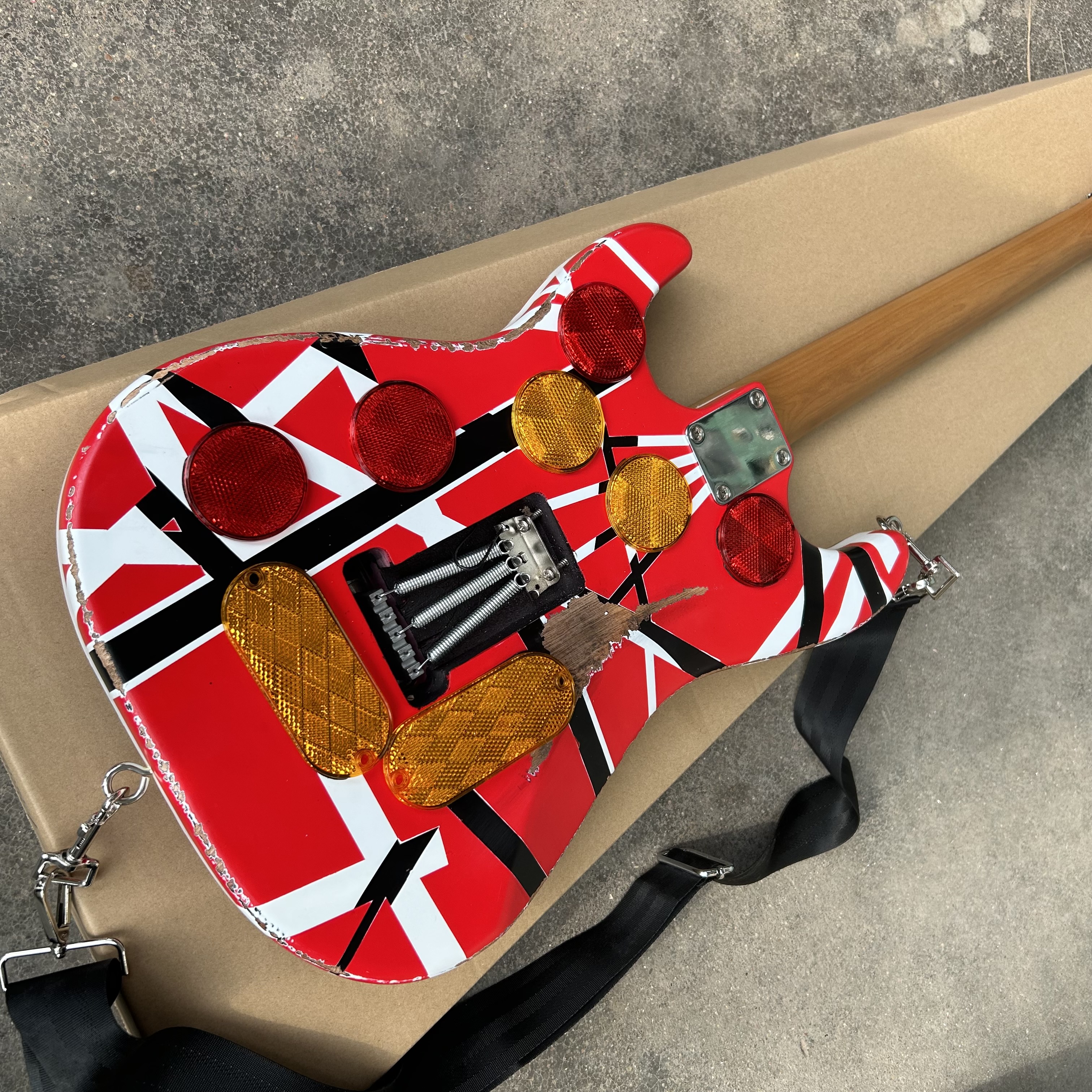 로스팅 된 메이플 목재 진 넥 Eddie van Halen Relics 82 버전 Fran-Ken Electric Guitar /White