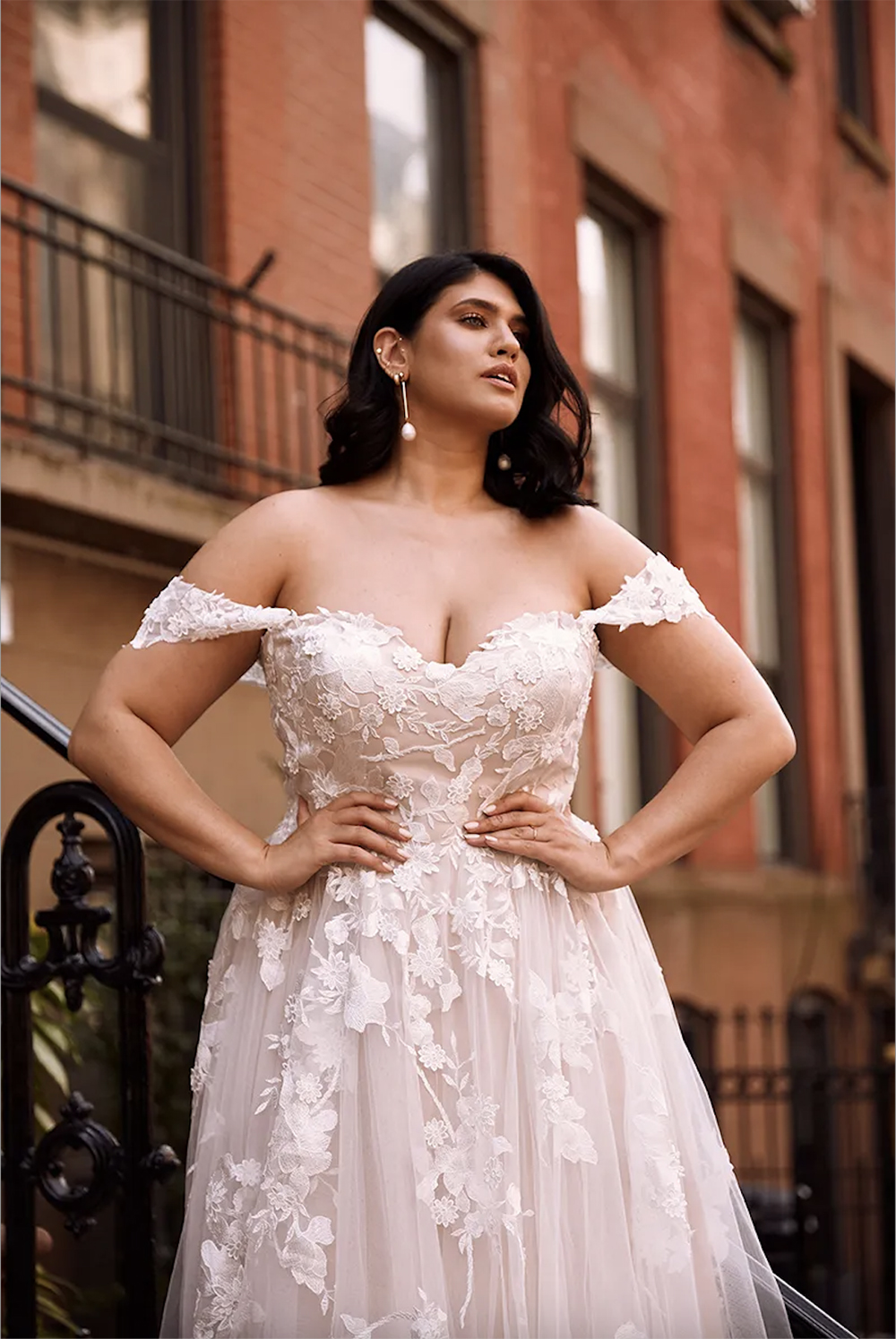 Superbe grande taille robes de mariée en dentelle hors de l'épaule robes de mariée appliquées une ligne balayage Train Tulle robe de mariée