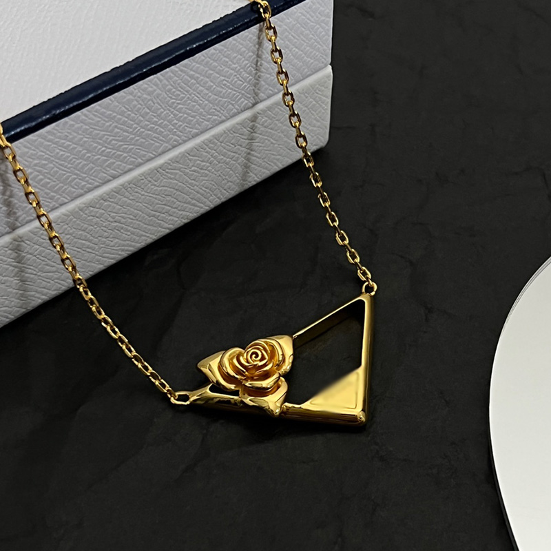 Célèbre Marque Designer Collier En Laiton P Famille Classique Haute Qualité Triangle Rose Tricolore Style Femmes Tempérament Charme Bijoux Soeur Mode Cadeau Exquis