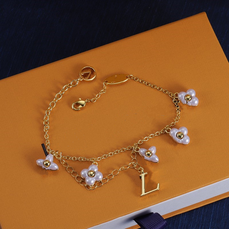 With BOX Luxury Designer Elegant Gold Bracelet Fashion Women's Letter Pendant Flower Bracelet Wedding Special Design Jewelry Quality