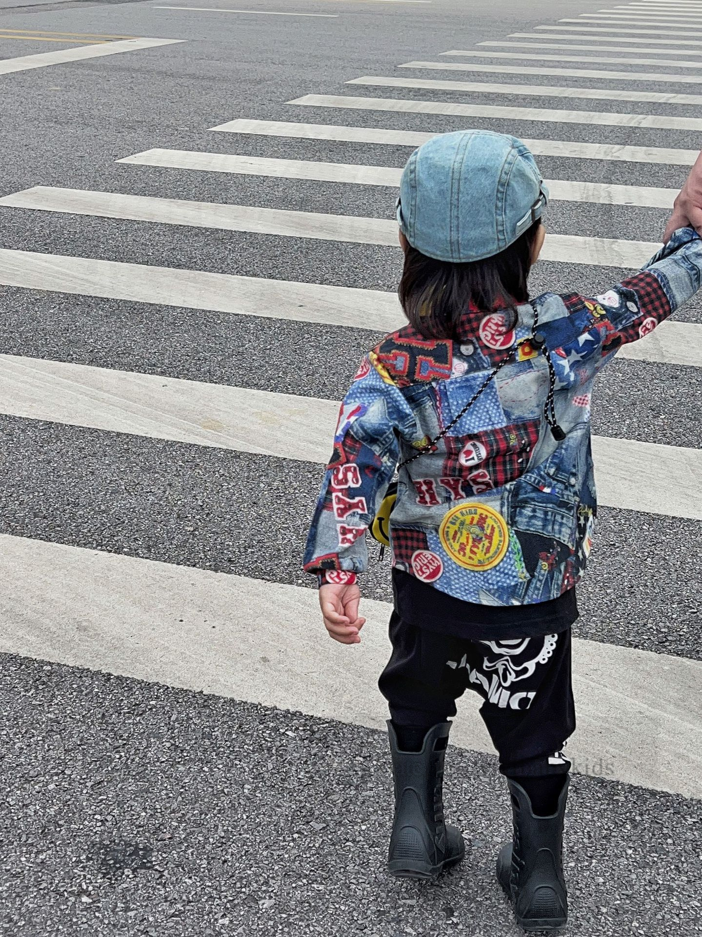 2024 Spring Boys Cartoon Shirt Kids Patch Patchwork Imitacja Dżinsowa koszula z długimi rękawami Dzieci Dopasowane Casual Ubrania Z6529