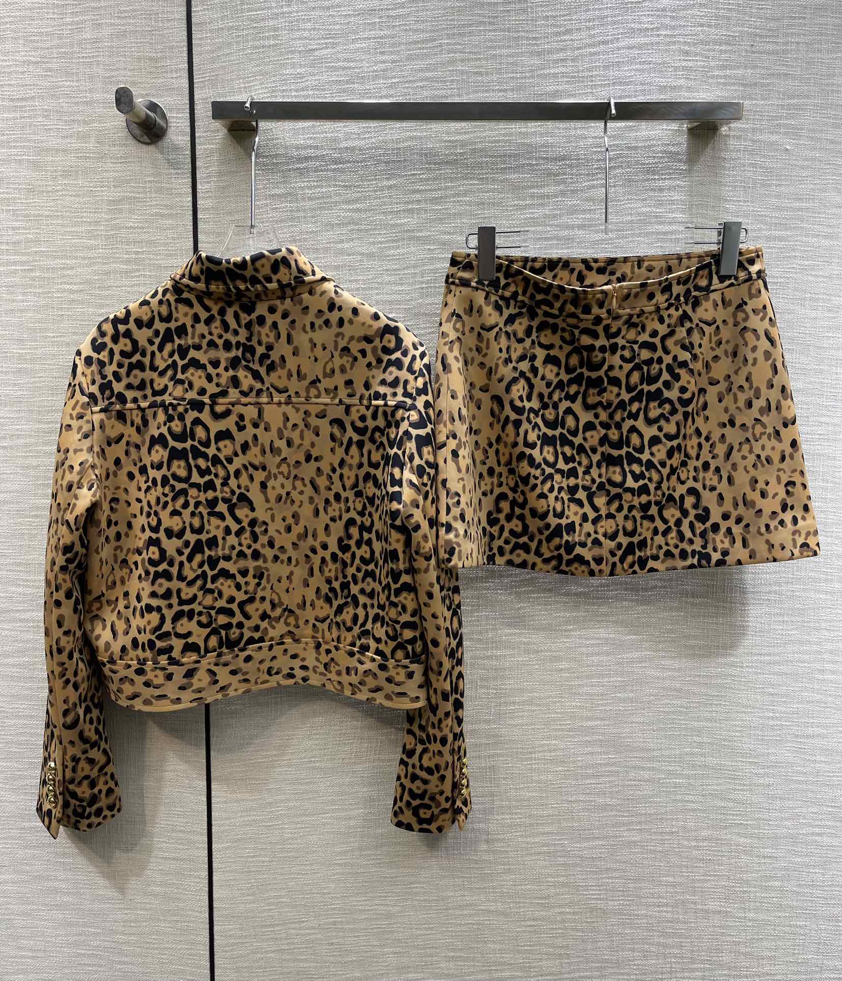 2024 Maillard Leopard drukuje kobiety kurtki i spódnice designerskie metalowe przyciski kieszenie mody 2
