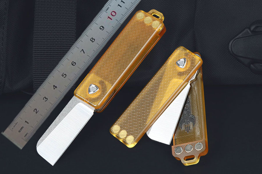 Liten EDC -fickmappkniv 14C28N Stone Wash Tanto Blade Pei Plasthandtag utomhus camping vandring Mini Keychain Folding Knives