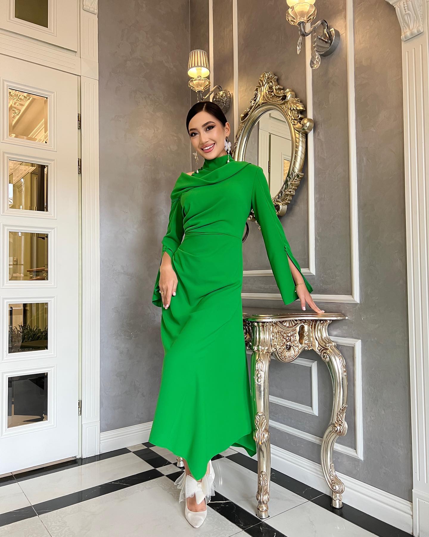 上品な緑のイブニングドレスハイネッククレープフルスリーブ女性用のラインアンクルの長さのカスタムフォーマルガウン