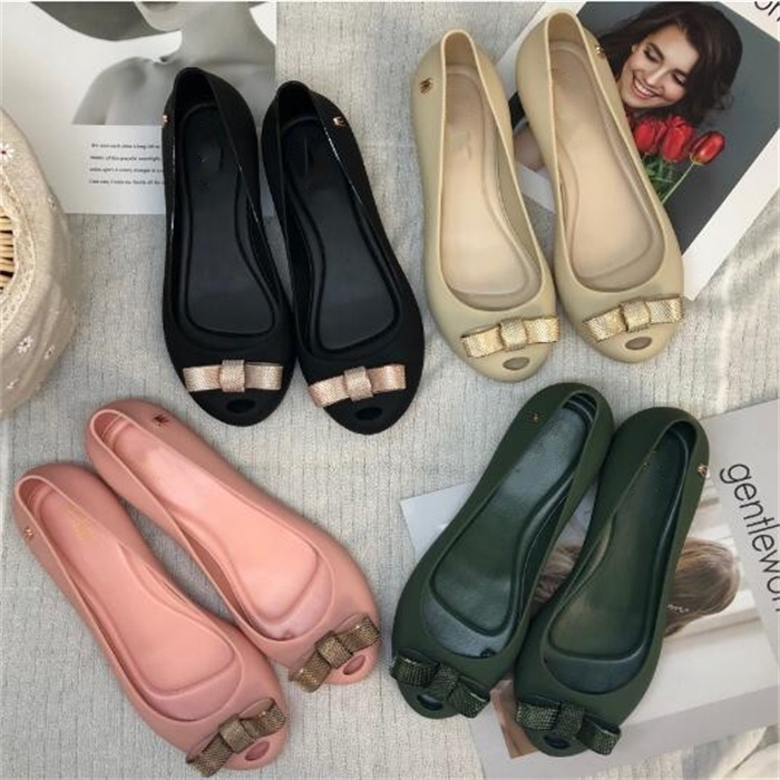 Summer Designer Sandaler Metal Bow Jelly Shoes Womens Flat Heel Slipper Flip Flops PVC Fish Mouth Women Shoe Glides