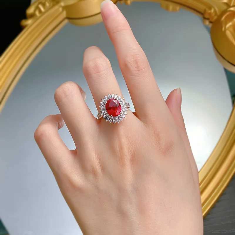 Anneaux de bande S925 Silver Pigeon Blood Red Simulation 8x10 mm Bague de mariage Cluster Elegant Gorgeous Birthday Giftl240105