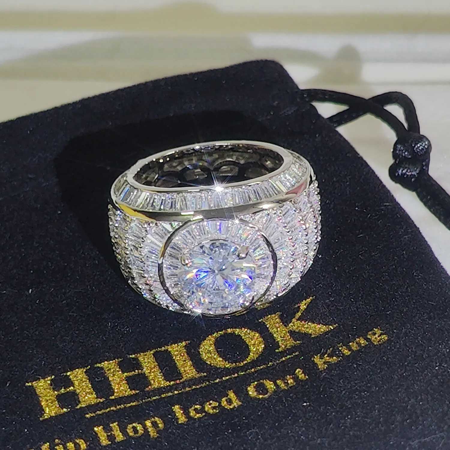 Полосы колец серебряный/18 -километровый каплей с громким хип -хоп -лабораторием моделируют Big Diamond Micro Pave Cz Pinky Ring Jewelry для мужчин Womenl240105