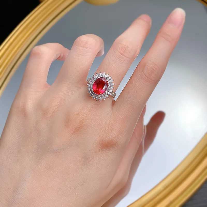 Anneaux de bande S925 Silver Pigeon Blood Red Simulation 8x10 mm Bague de mariage Cluster Elegant Gorgeous Birthday Giftl240105