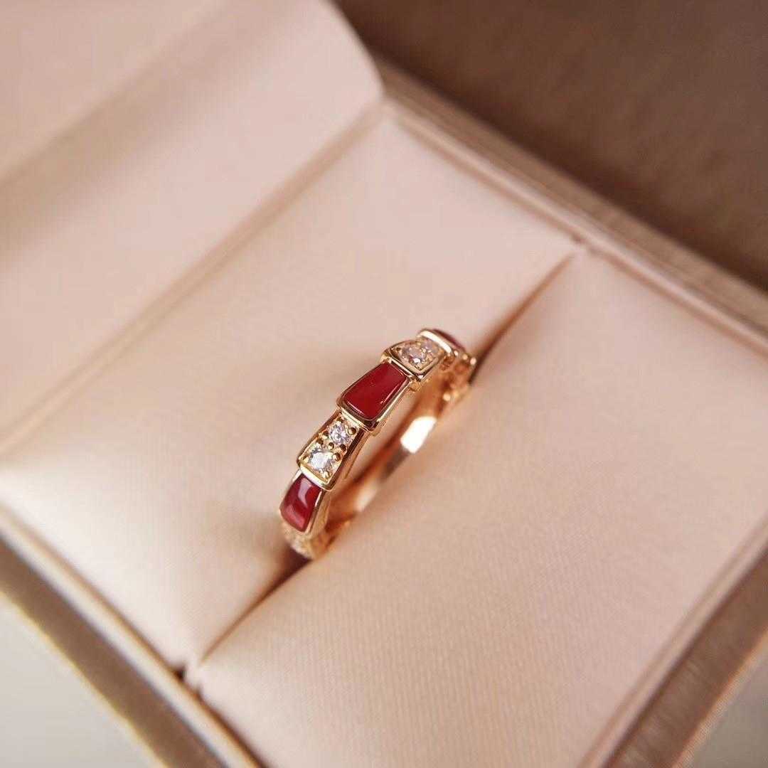 Bvlgaerri Band Designer Rings Baojia Bague de créateur en os de serpent en argent sterling 925 plaqué or 18 carats Blanc naturel Fritillaria Agate rouge Diamant