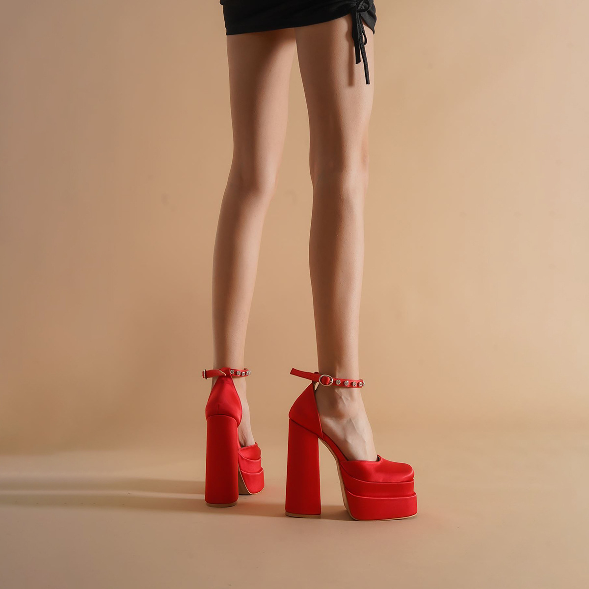 Klädskor klackar hänglås spetsig naken sandal spetsig tå form skor kvinna designer spänne ankel rem band klackar sandaler sandaler