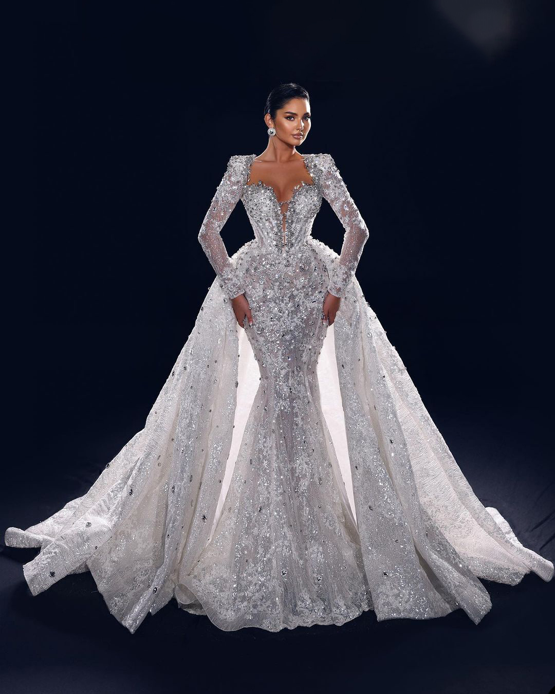 Abiti da sposa a sirena di cristallo di lusso Abiti da sposa con diamanti Treno staccabile Illusion Manica lunga con perline Scollo a V Sweep Train Robe