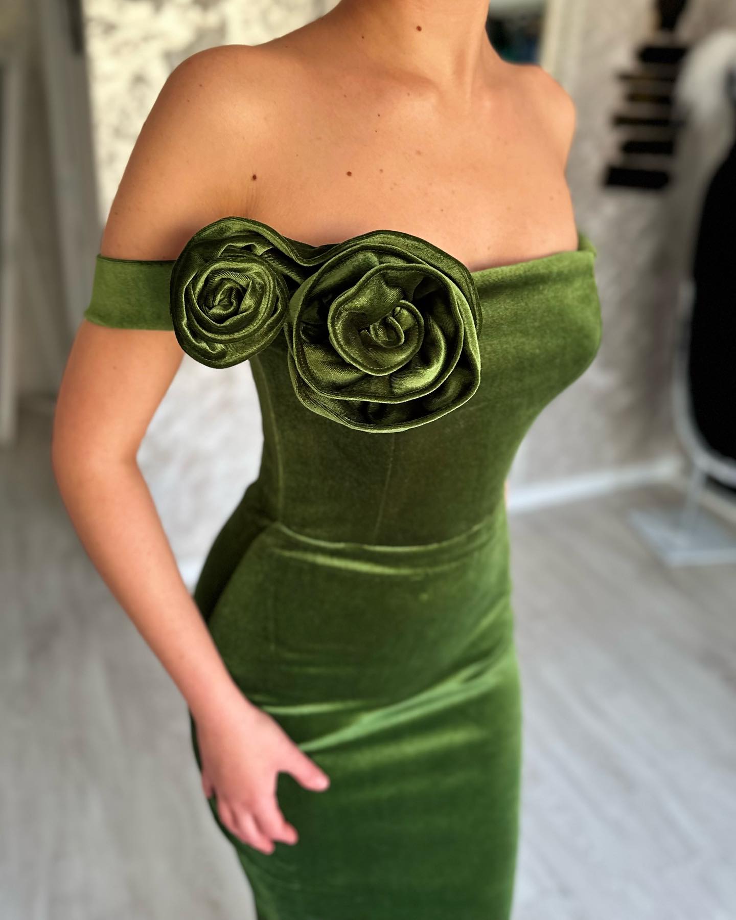 El yapımı çiçekler ile omuz saten kolsuz şık uzun yeşil gece elbise