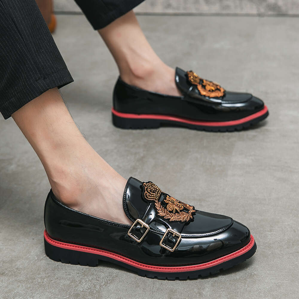 Mäns loafers slip-on patent läder mode dagliga företag avslappnade män bröllopsfest broderade dubbla spänne klänningar