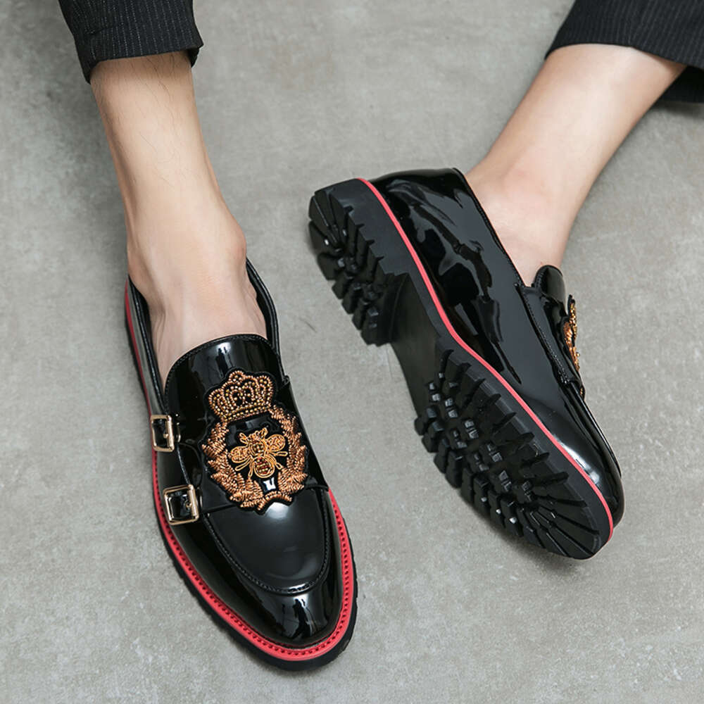 Mäns loafers slip-on patent läder mode dagliga företag avslappnade män bröllopsfest broderade dubbla spänne klänningar