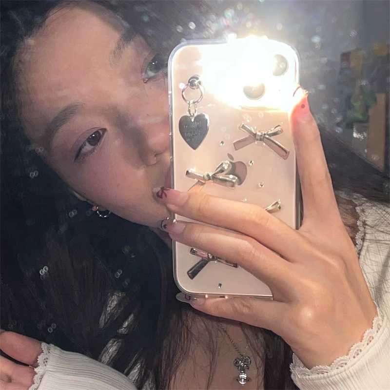 Obudowy telefonu komórkowego Korea Love Heart wiszące 3D Silver Bowknot Case for iPhone 15 14 13 12 11 Pro Max plus dziewczyna przezroczystą miękką pokrywę Diamand Epoksydowe Shelll240105