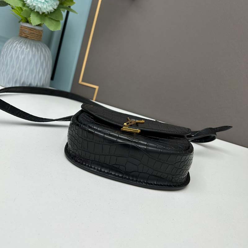 New style fashion designer luxury high-end women's bag Stylish leather saddle bag It comes with a long shoulder strap and a gold lettering icon button