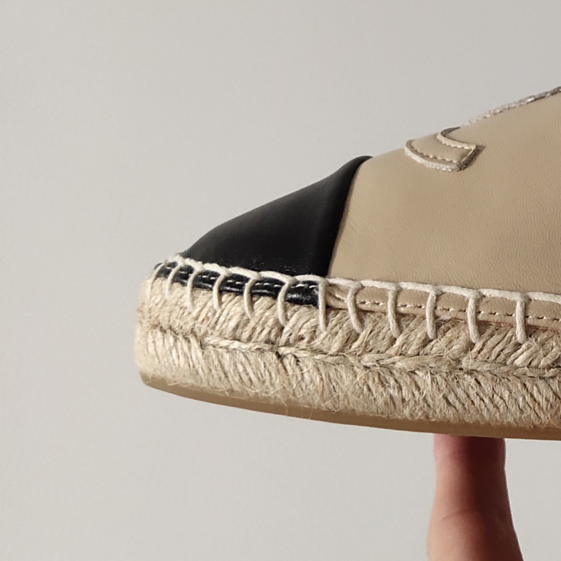 Ontwerpers Dames Casual Platte Schoenen Espadrilles Strand Half Slippers Zomer Luxe Frankrijk Merk Echt Leer Dames Loafers Luxe Cap Teen Visser Canvas Schoen