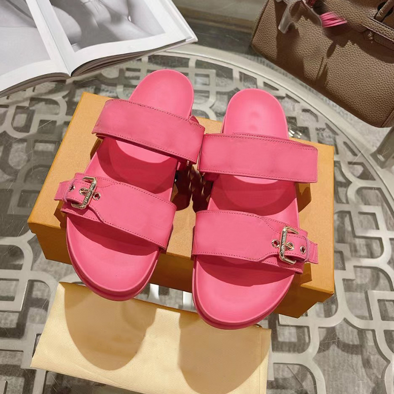 Designer tofflor Summer Flats Sexiga läder Kvinnssandaler med två bältejusteringar Guldspänne öppna tofflor