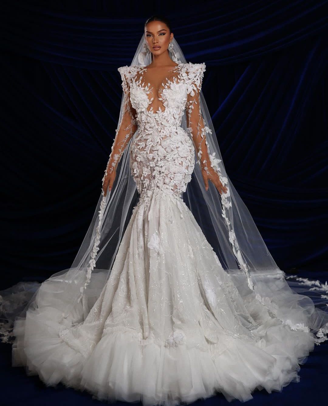 Delicato abito da sposa a sirena Abito da sposa donna O-Collo Applicazioni maniche lunghe Sweep Train Abiti senza schienale Realizzato su misura