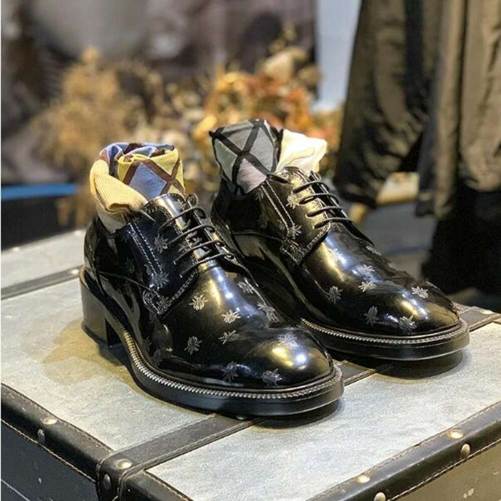 Vestido de moda feito à mão com estampa de abelhas pequenas, sapatos derby masculinos de couro de grão integral