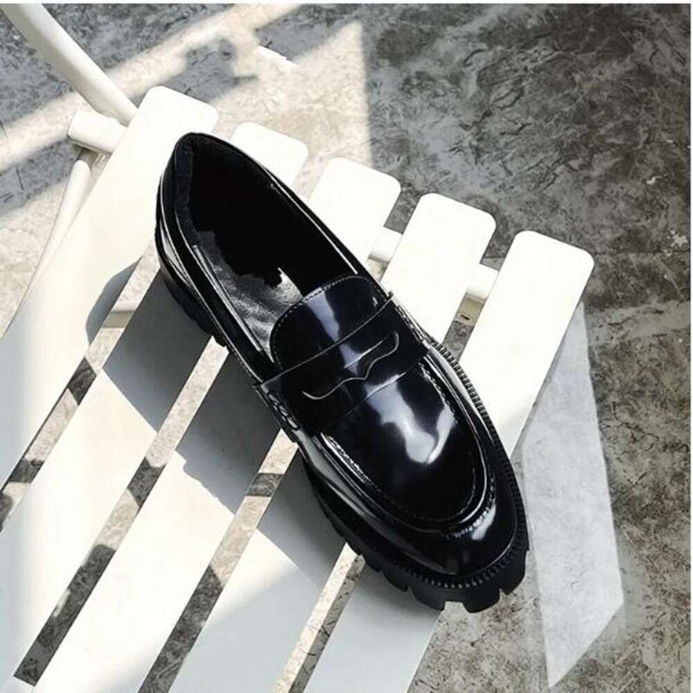 Mocassini con plateau fatti a mano Tacco spesso nero Scarpe eleganti da uomo in pelle pieno fiore alla moda da uomo casual