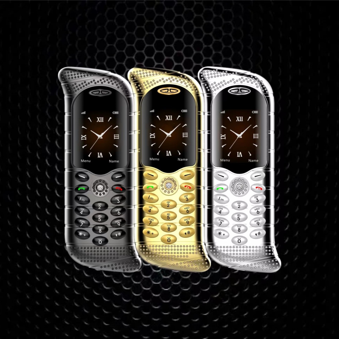 Unlocked Diamond Metal Mobiltelefon Luxury Classic Leather Quad Band Rostfritt stål Mobiltelefon 2G GSM Dual SIM -kort Kamera Mobiltelefon Gratis fodral