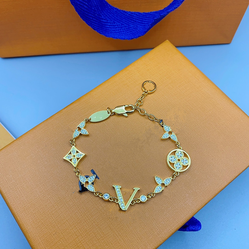 Avec un bracelet concepteur de boîte Classic Flower Letter Bracelets Femme Femme Diamond 18k Gold Silver Bangle Bijoux de luxe sans fondu