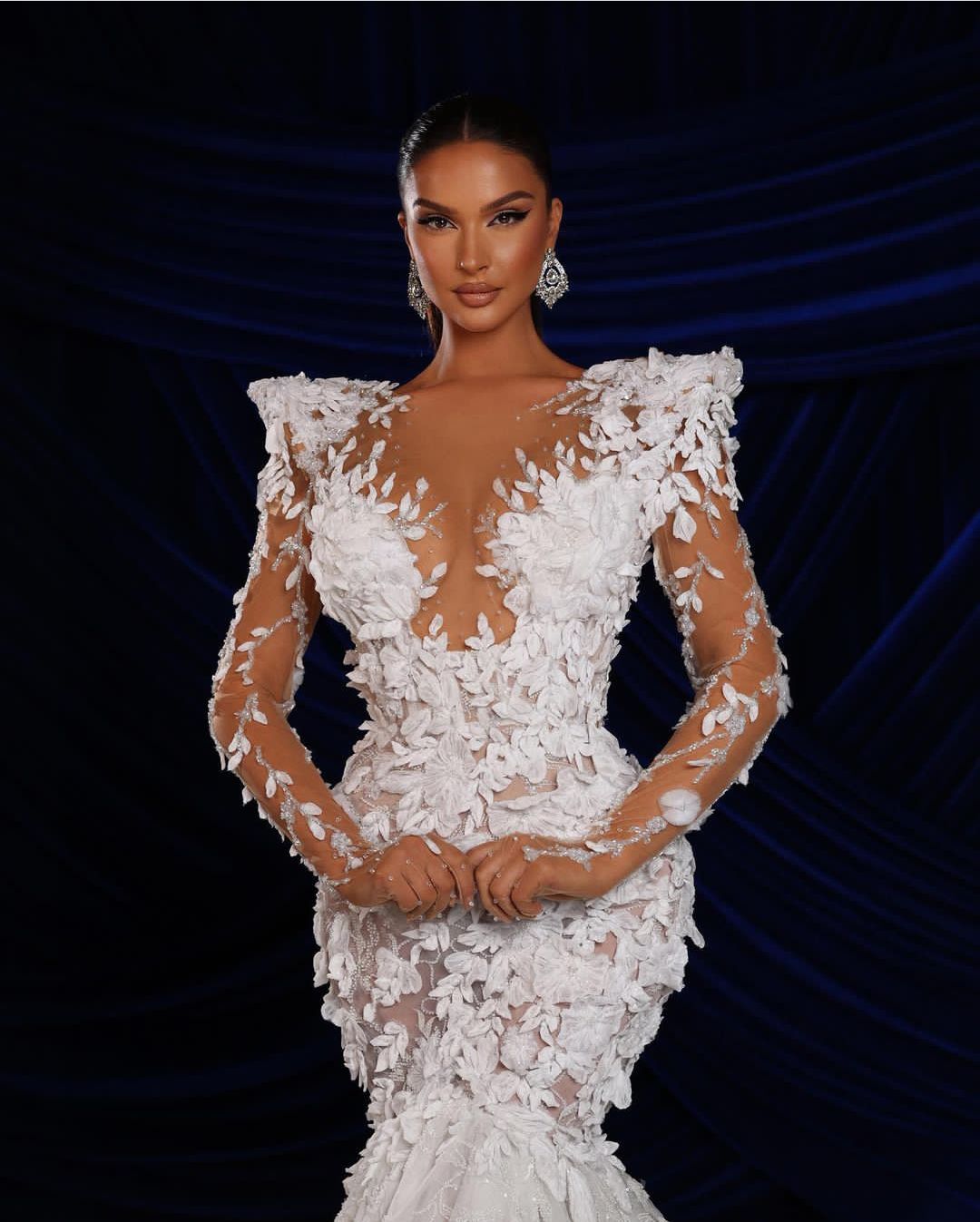 Delicato abito da sposa a sirena Abito da sposa donna O-Collo Applicazioni maniche lunghe Sweep Train Abiti senza schienale Realizzato su misura