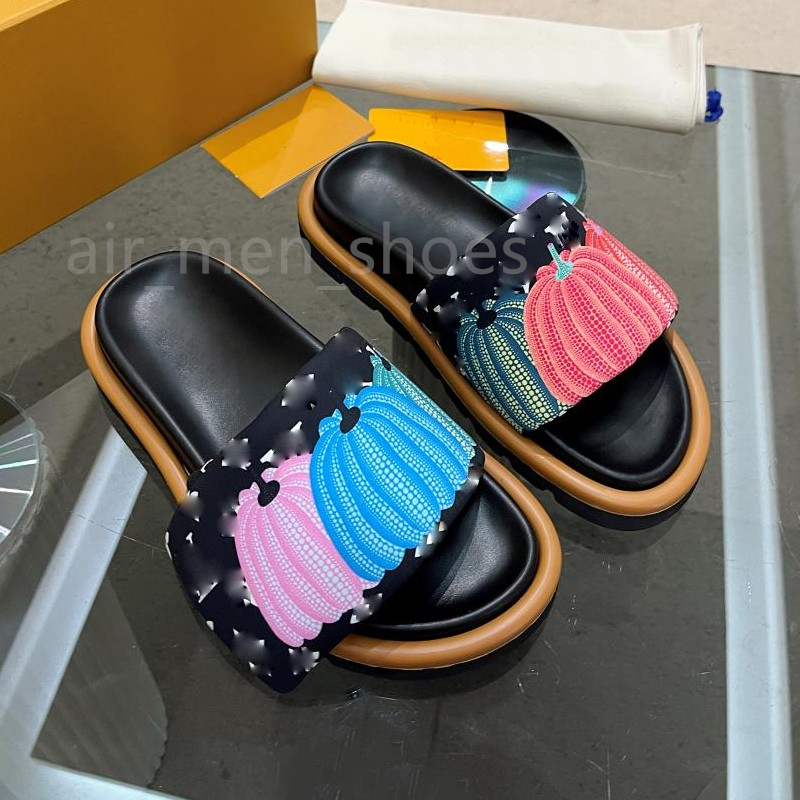 Designer Pool Pillow Sandales Couples Pantoufles Hommes Femmes Diapositives Chaussures plates d'été Pantoufles de plage de mode avec boîte 35-45