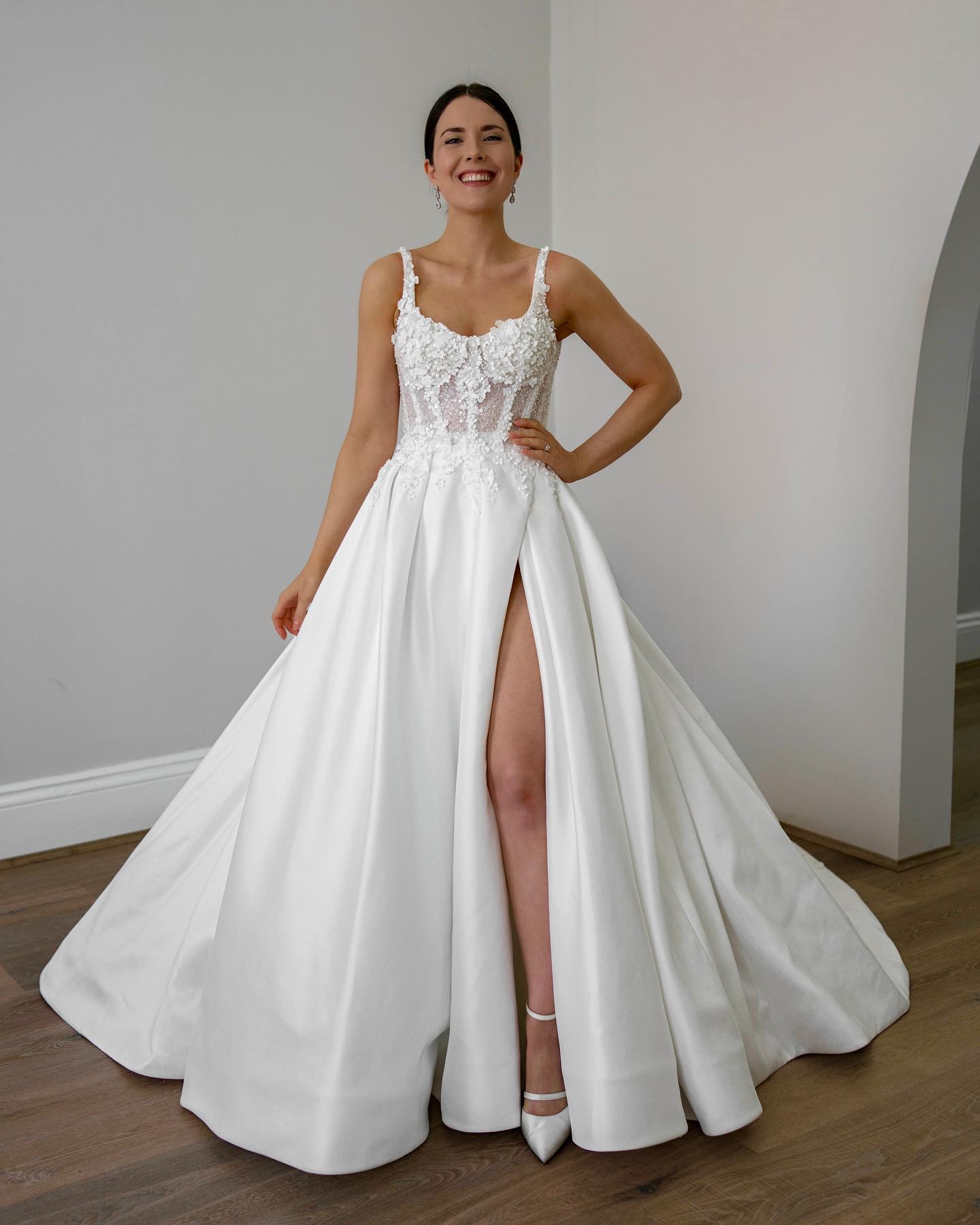 Stylish Appliqued Wedding Dresses Pearls Side Split Bridal Gowns Sequined A Line Sweep Train Satin Vestido De Novia