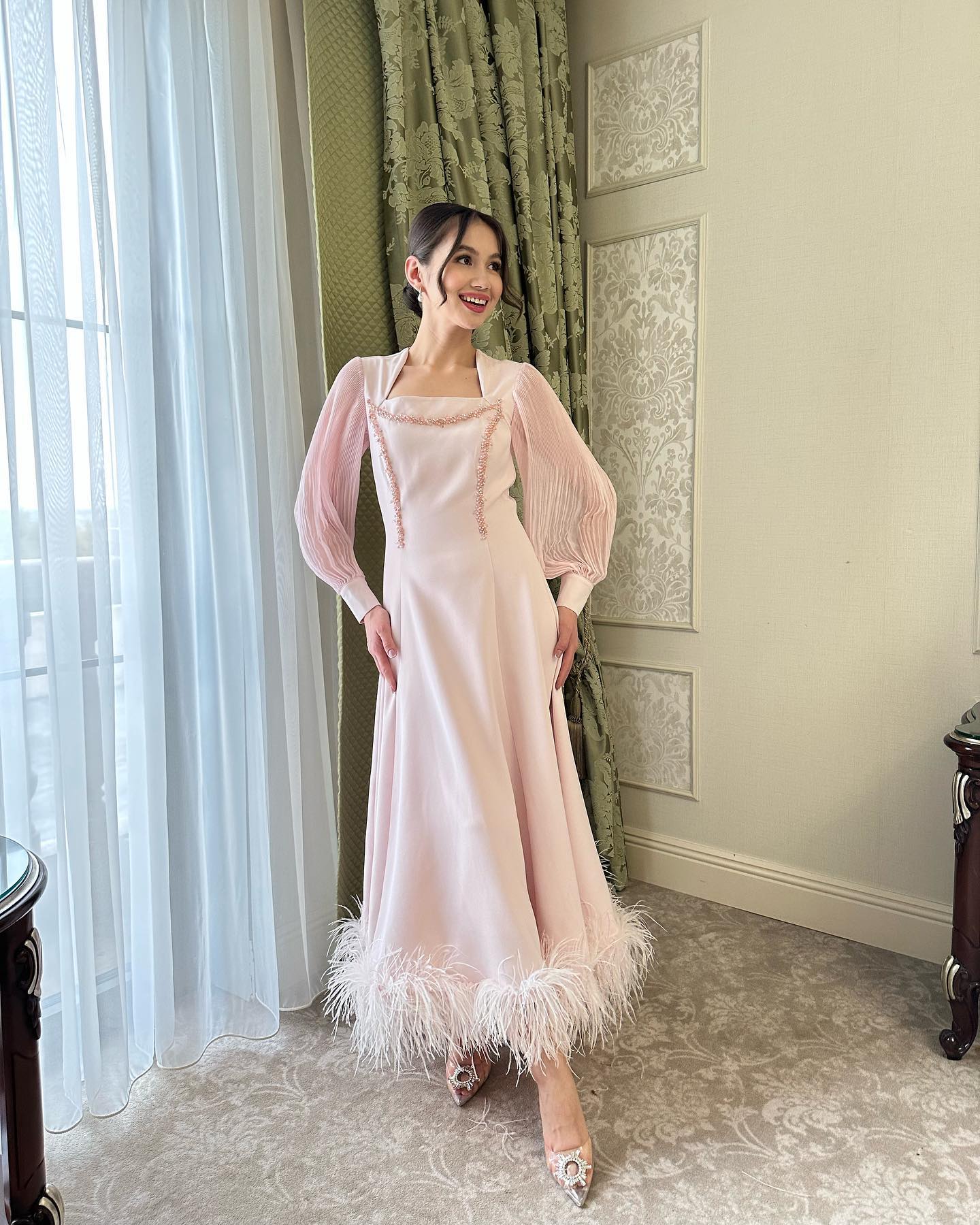 Eleganckie długie różowe sukienki wieczorowe kwadratowe spandeksy pełne rękawy z piórami syrena herbata długość herbaty niestandardowe suknie imprezowe