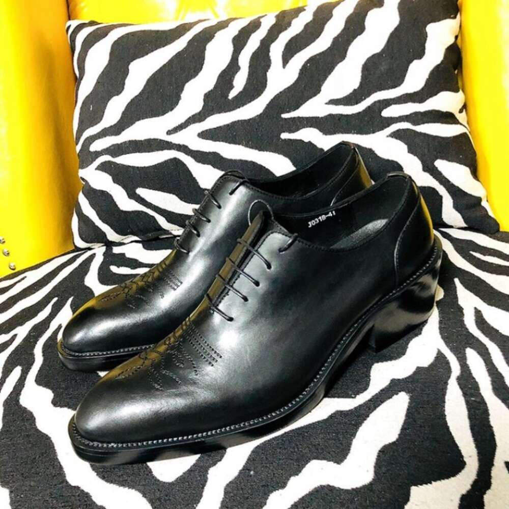 2023 Fashion Cow Leather Groom Wedding Shoes Handgjorda tjocka klackar Formell kostym klänningsko