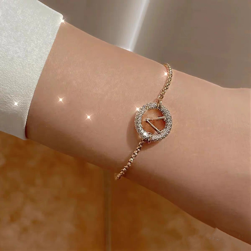 Med Box Luxurys Designers Women Charms armband Trend Fashion Armband Boutique Gift SMycken Ganska vackert brev emalj
