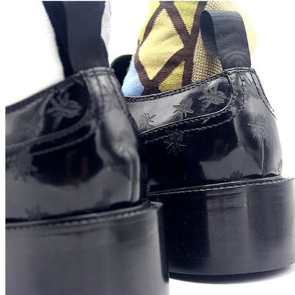 Vestido de moda feito à mão com estampa de abelhas pequenas, sapatos derby masculinos de couro de grão integral