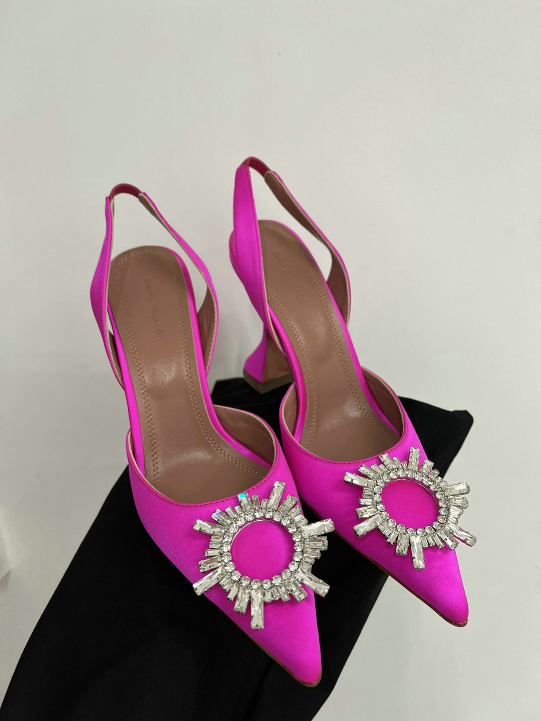 Amina Muaddi Zapatos de vestir Sandalias Slingbacks puntiagudos de satén Bombas de pajarita Zapato de tacón alto de girasol Crysal10cm para mujer Zapatos de boda de fiesta de diseñador de lujo con caja