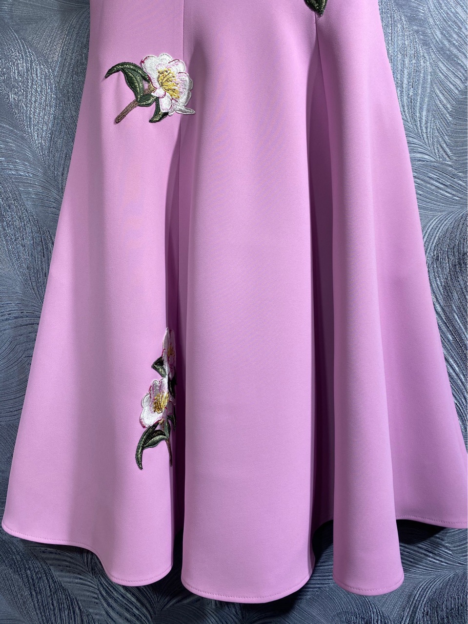 2024スプリングピュアカラー刺繍ドレス紫色のノースリーブラウンドネックミディカジュアルドレスT3J091516