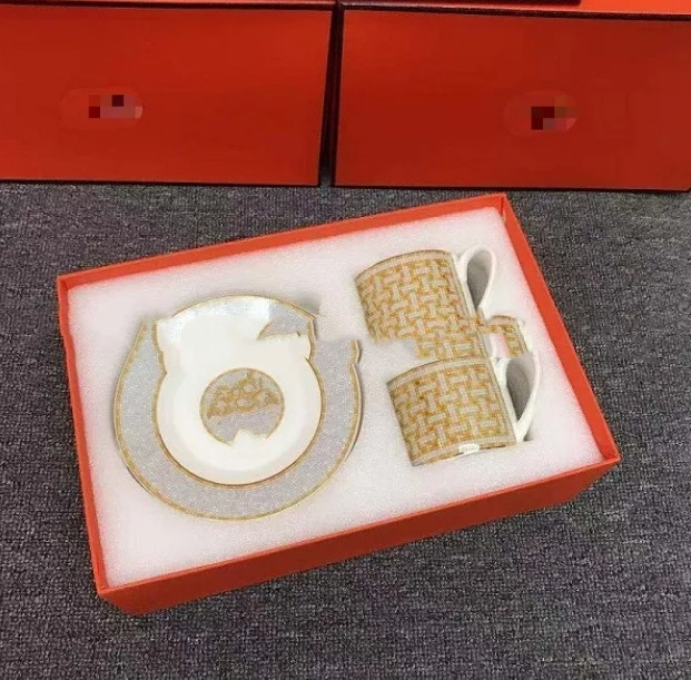 Neue Kaffeetasse und Untertasse aus Porzellan, Knochenbecher, Porzellanmarke, Mosaik-Design, Umriss in Gold, Teetassen und Untertassen-Set