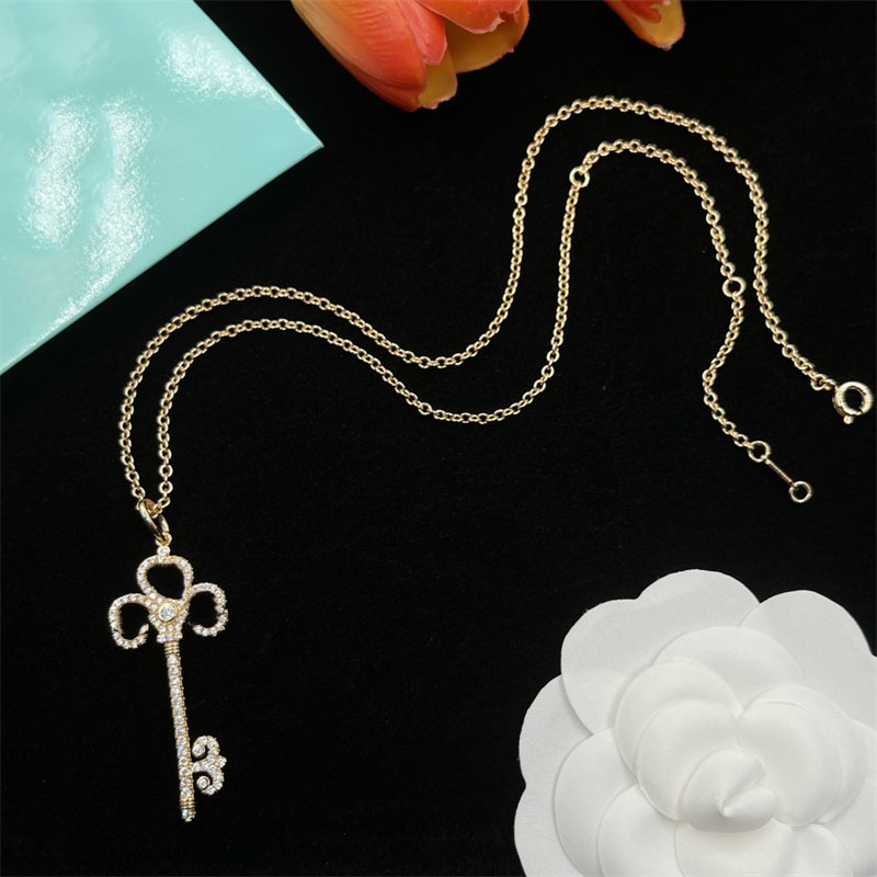 Luxury Brand Key Pendant Necklaces Gold Plated Simple Ring T Printed designer necklace Women Designer Jewelry fashion