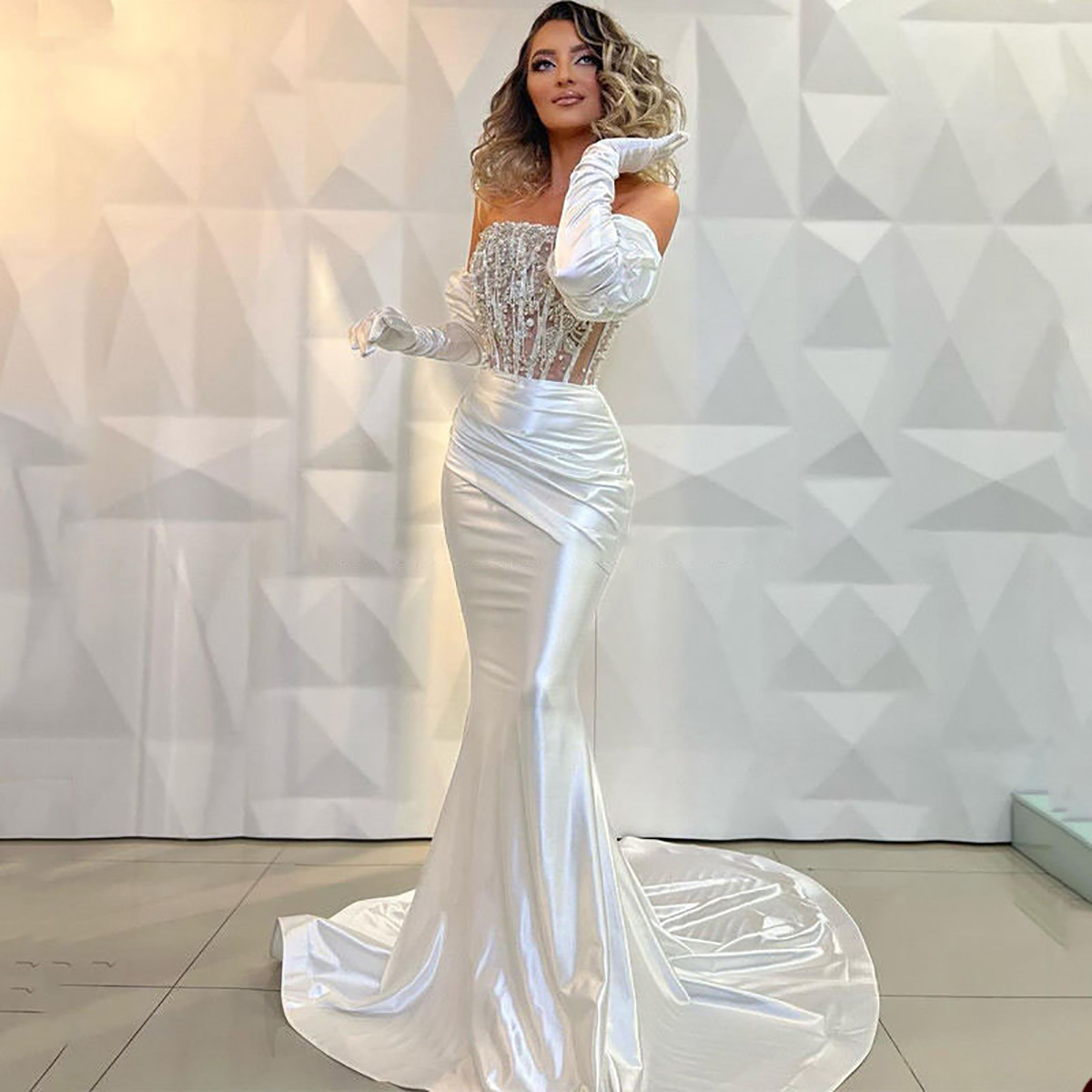 Robe de mariée sirène en Satin, élégante, sans bretelles, avec perles, paillettes, sans manches, transparente, avec traîne de balayage