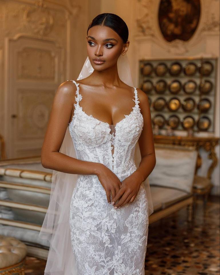 Abiti da sposa semplici a sirena in pizzo Appliques Abiti da sposa Senza spalline Collo a cuore Vedi attraverso l'abito a strascico senza schienale