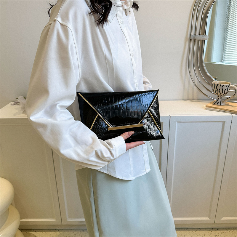 El çantası kadın trend basittir. Çanta Azınlık Tasarımları Şık Yabancı Zarf Kadınları 2024 Yeni Stil CCJ3241