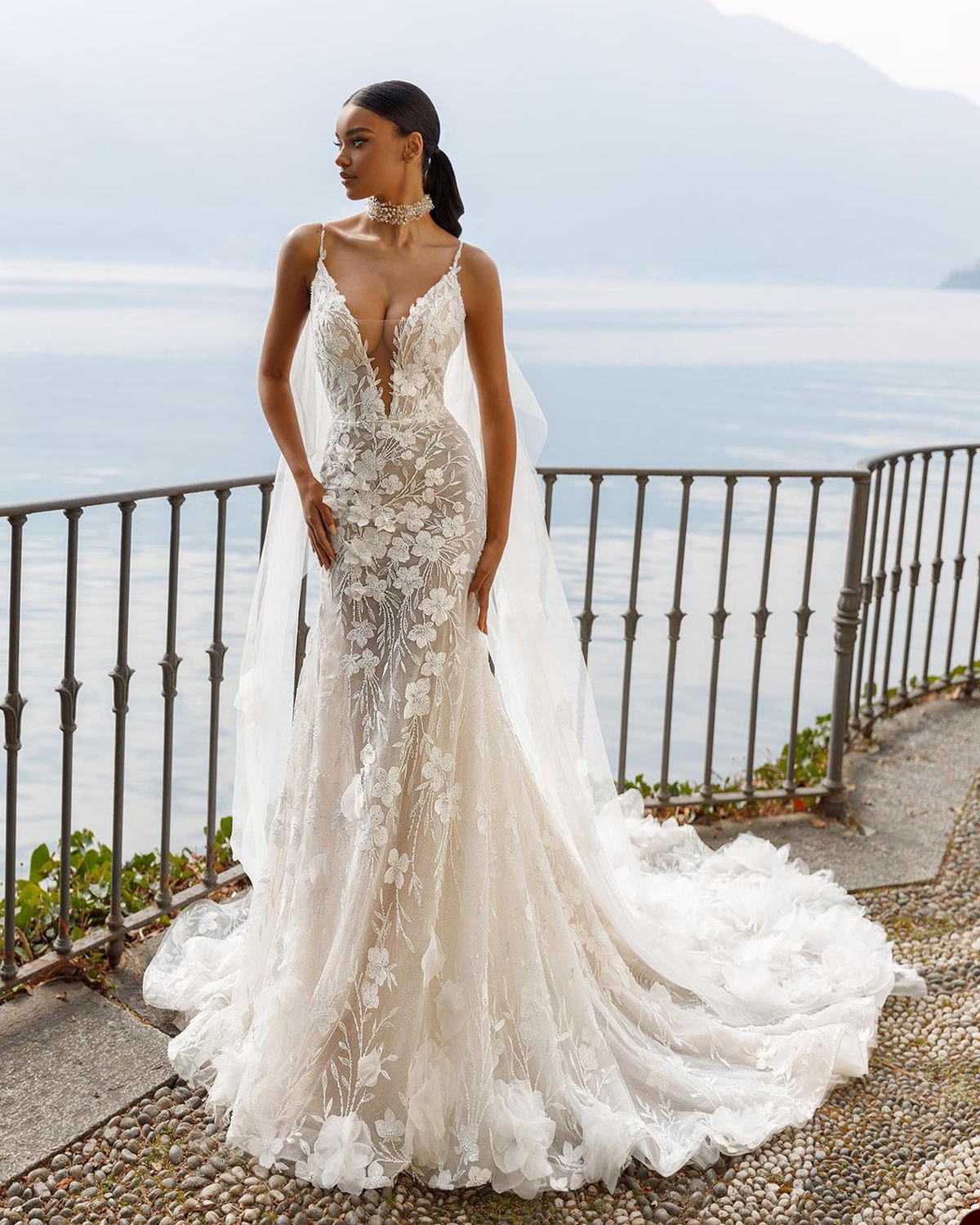 Robe de mariée sirène Chic en dentelle, avec des Appliques florales 3D, décolleté en V profond, dos nu, effet d'illusion, avec traîne de balayage