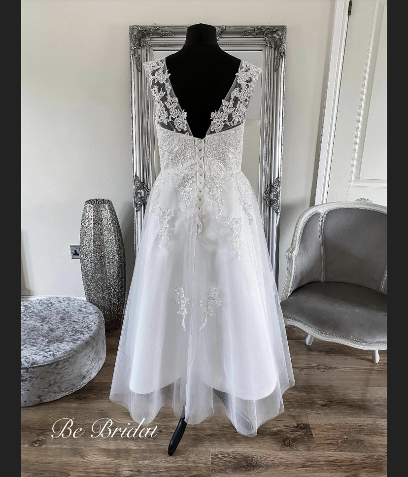 CUSTOM MADE Ivory Floor Length Wedding Dresse with Lace-up Back Sleeveless V-neck White Lace Appliques Bridal Gowns Tulle A-Line Woman Real Photos Dress For bebridal1